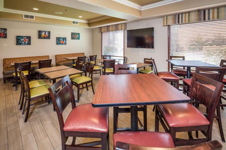 Best Western Plus Airport Inn Suites