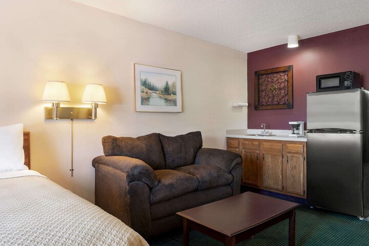 Room 10 of 16