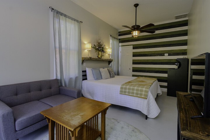 Clermont Bluffs B & B