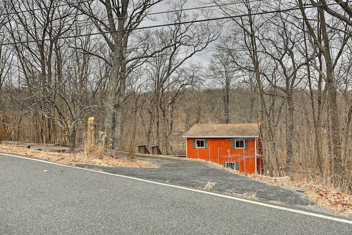 4 Mi to Tubing: Cozy Bushkill Cabin w / Deck!