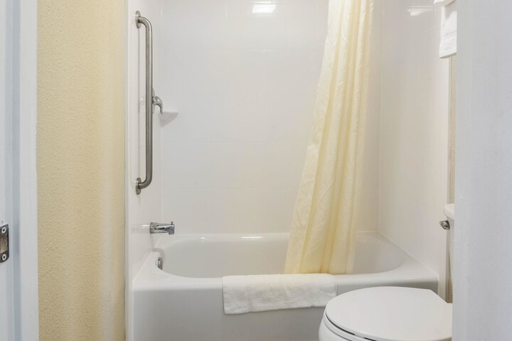 Room 10 of 32