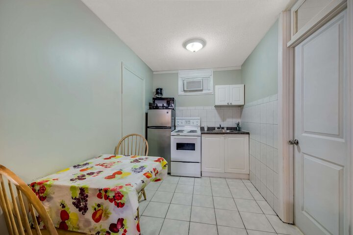 Room 27 of 38