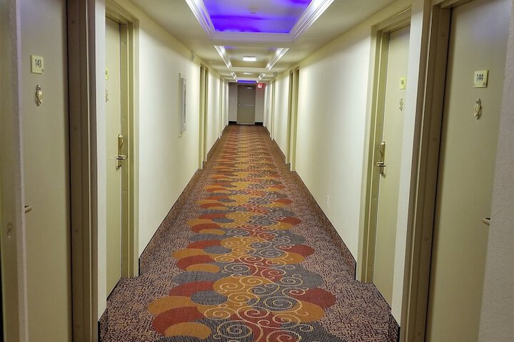 Ballroom/Hall 24 of 27