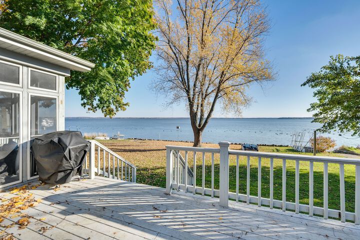 Lakefront Edgerton Cottage w / Deck & Grill!