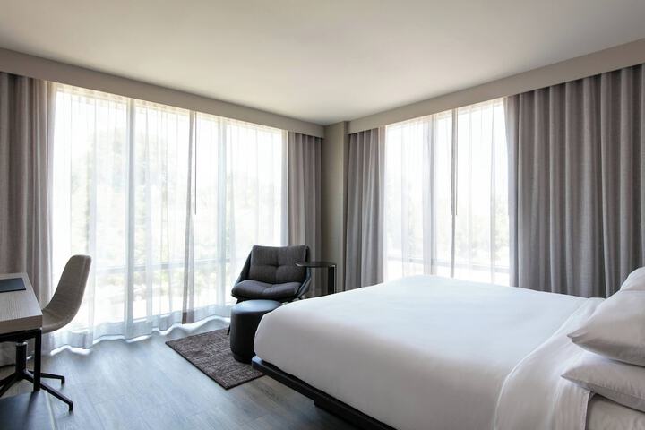 Room 9 of 37