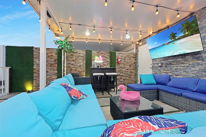 Experience Luna Sky! 65 TV Bar BBQ go FL Keys