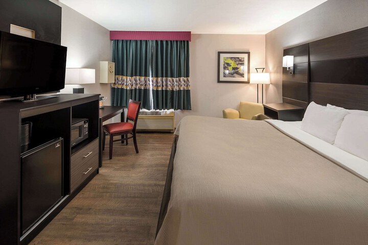 Room 32 of 43