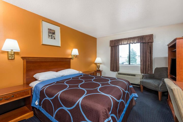 Room 11 of 24