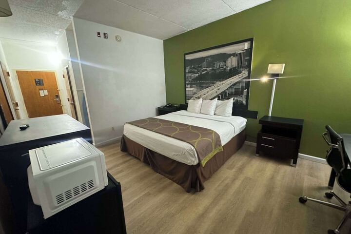 Room 12 of 28