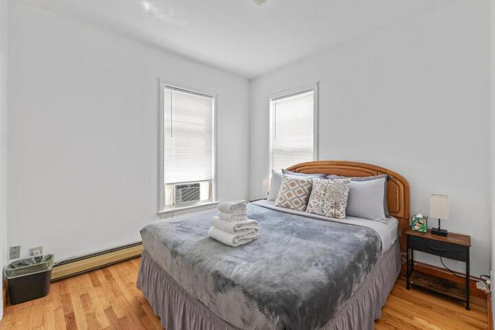17-19Cozy & Spacious 6BR home in Malden with window AC and free parking