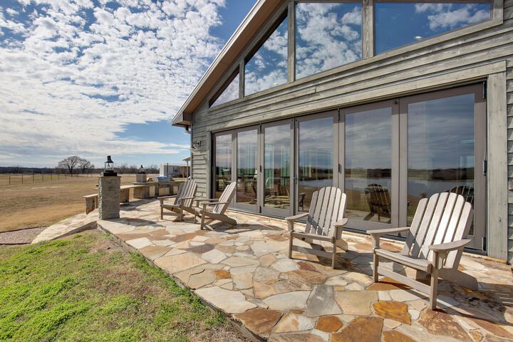 Game Room Fireplaces, On-site Lake! Kaufman Home