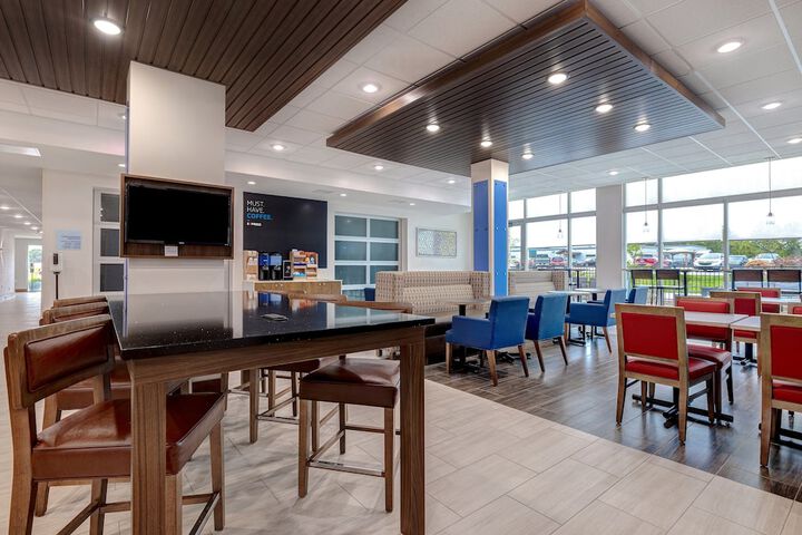 Holiday Inn Express & Suites Detroit Dearborn by IHG