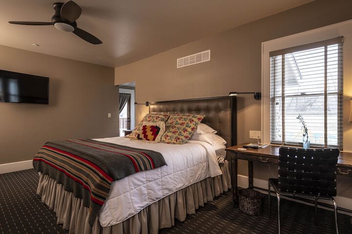 Room 28 of 335