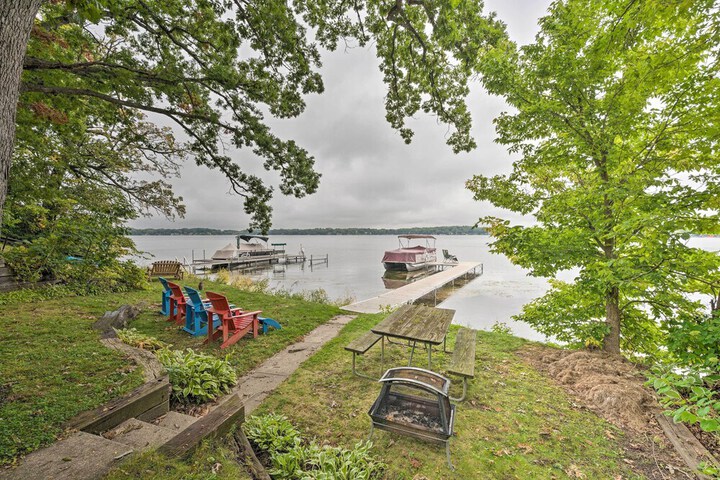 Spacious Lakehouse w / Deck Kayaks, & Dock!