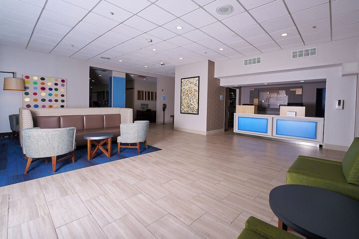 Holiday Inn Express Charleston-Civic Center by IHG