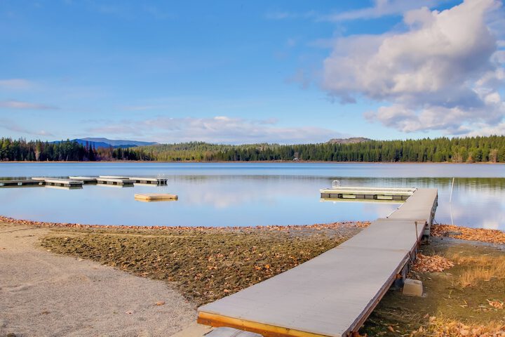 Charming Lakefront Cabin w / Deck & Fire Pit!