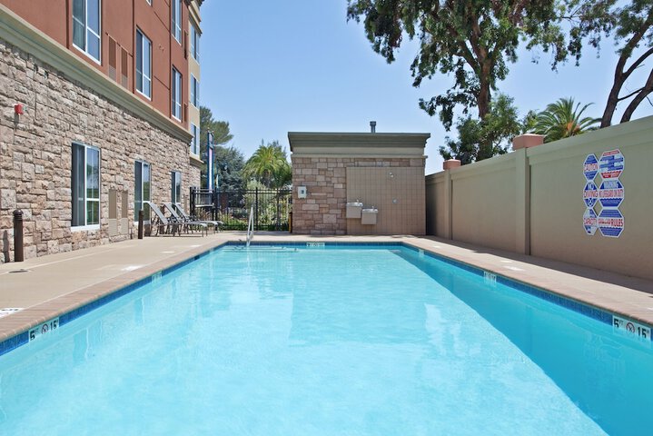 Pool 10 of 76