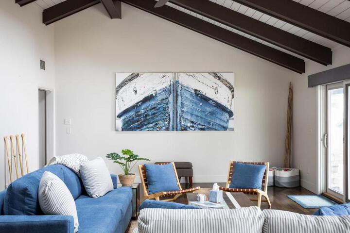 Sandbar Cedar Cottage on Lake Leelanau