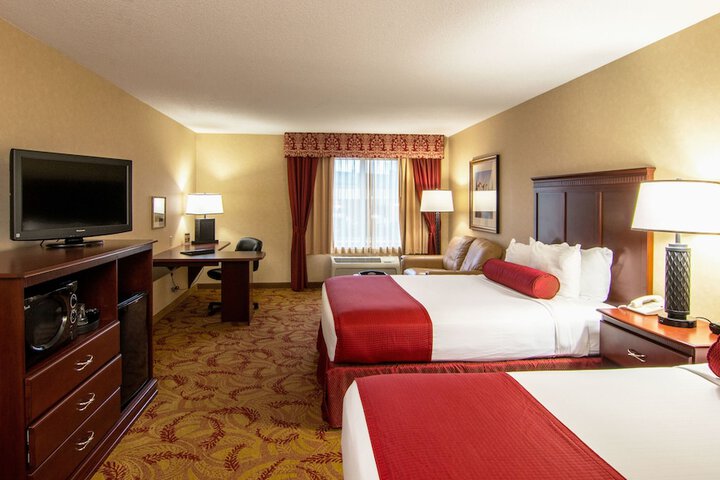 The Grand Hotel - Salem
