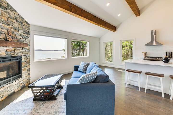 Waterfront Roque Bluffs Hideaway w / Private Beach