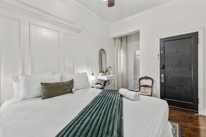 Room 102 of 188