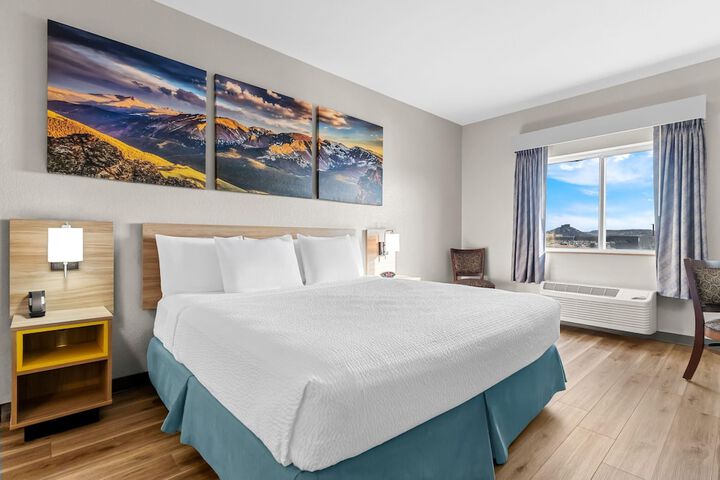 Days Inn & Suites by Wyndham Castle Rock