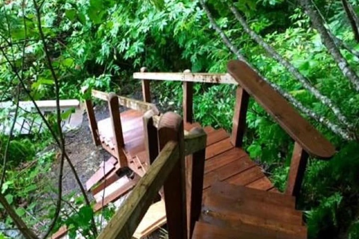 Nauti Otter Inn and Yurt Village