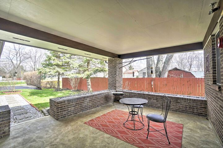 Delightful Tipp City Unit w / Covered Patio!