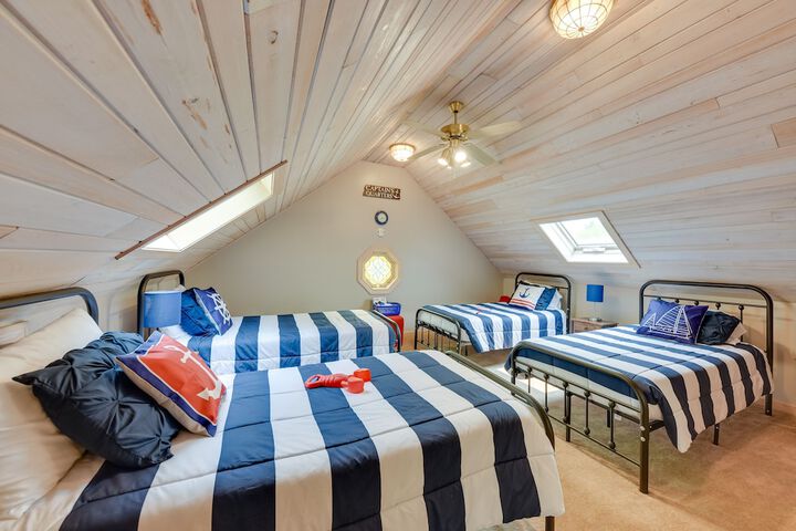 Pistakee Lake Estate w / Boat Dock & Hot Tub!