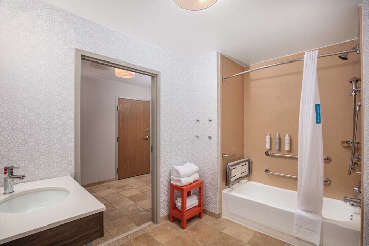 Room 8 of 48