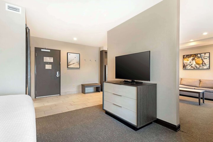 Best Western Plus Executive Residency Rigbys Water World Hotel