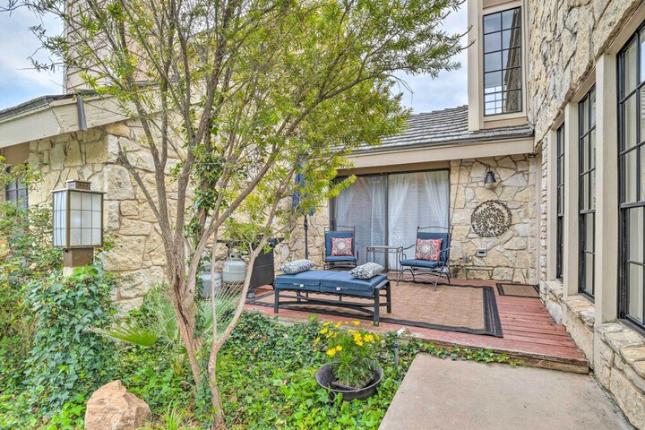 Horseshoe Bay Townhome w / Patio & Outdoor Pool!