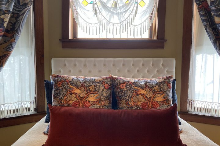 Vineyard Mansion & Carriage House Bed & Breakfast