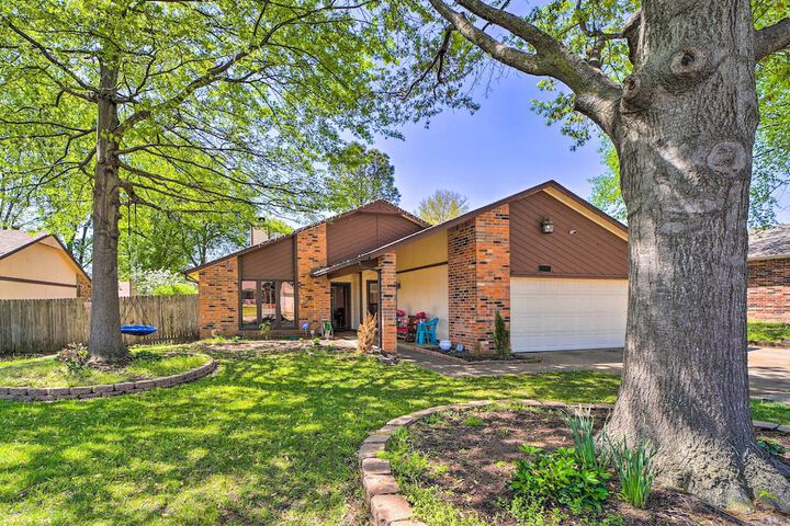 Family-friendly Broken Arrow Retreat w / Yard!