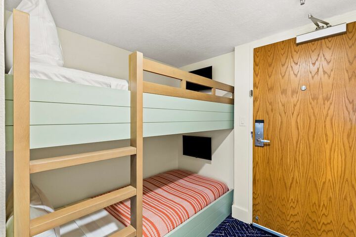Room 65 of 172