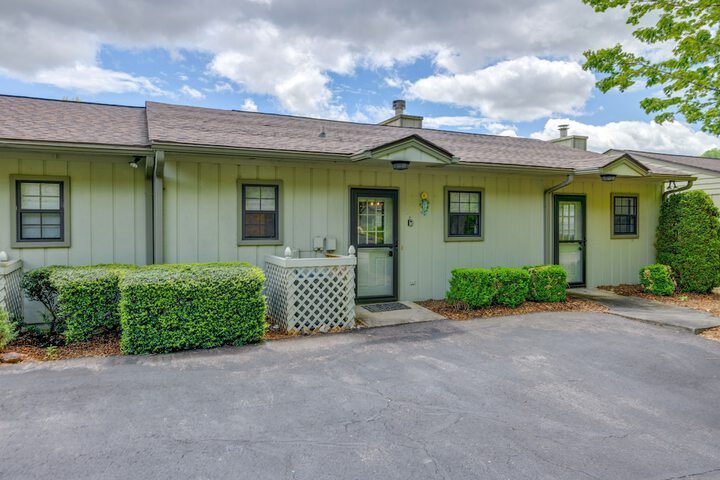 Bright Franklin Villa: Fireplace Golf Course View