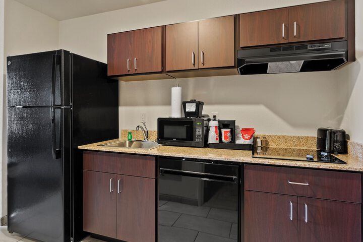 Cobblestone Hotel & Suites - Newport