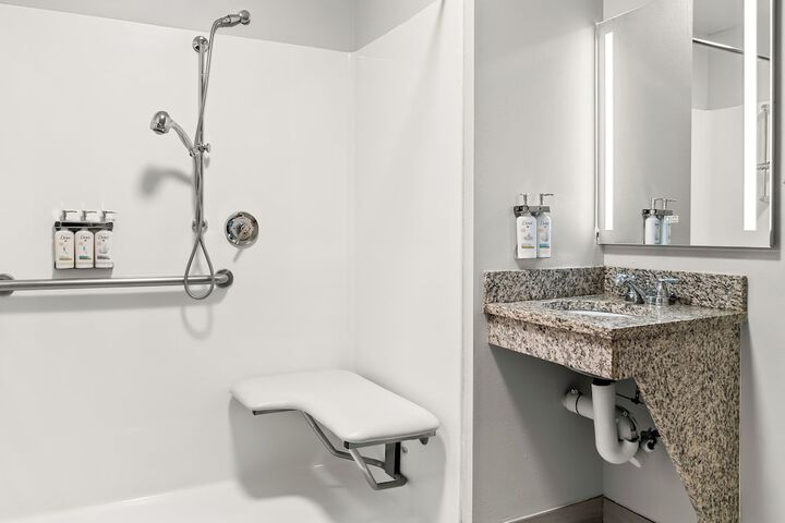 Holiday Inn Express & Suites Detroit North - Roseville by IHG