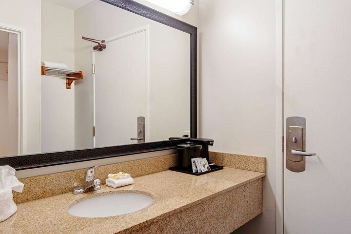 Room 18 of 28
