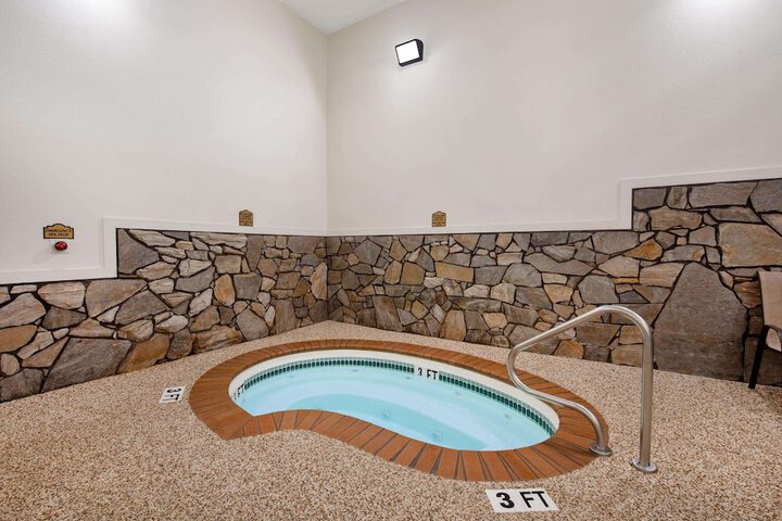 Super 8 by Wyndham Hill City / Mt. Rushmore/ Area