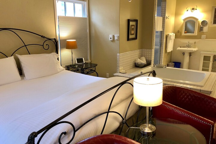 Room 28 of 74
