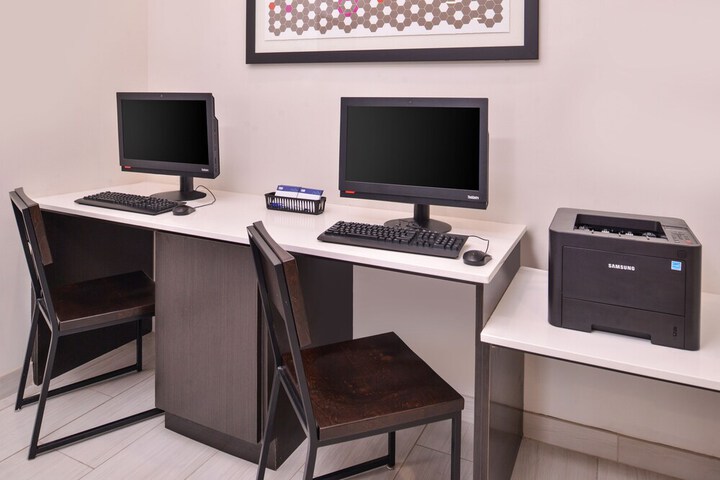 Holiday Inn Express Farmington - Bloomfield by IHG