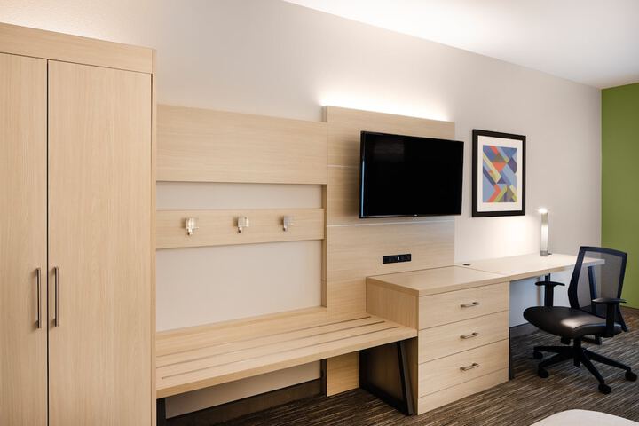 Holiday Inn Express & Suites Ft. Myers Beach-Sanibel Gateway by IHG