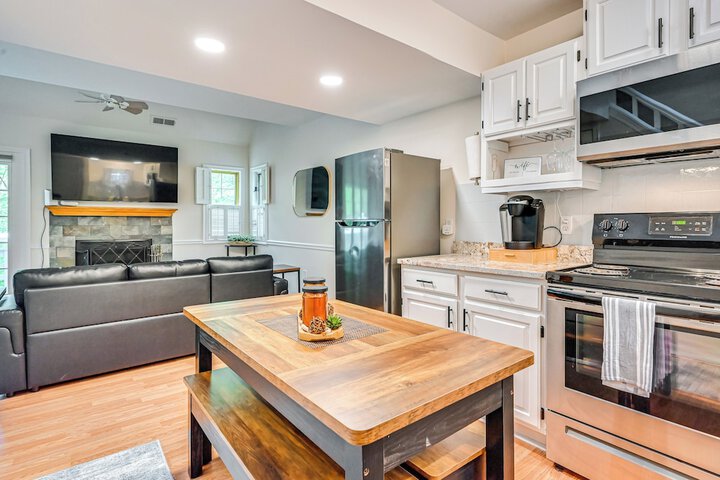 1 Mi to Mohegan Sun: Studio w / Pool Access