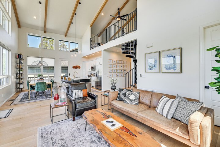 Views & Hot Tub: pineberry Modern Luxury Home