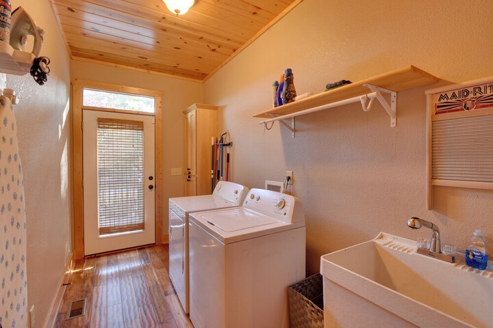 Ellijay Cabin Rental w / Hot Tub + Mountain Views!