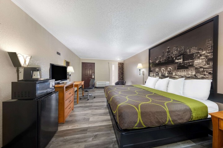 Room 32 of 43