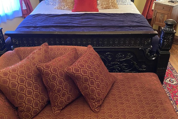 Vineyard Mansion & Carriage House Bed & Breakfast