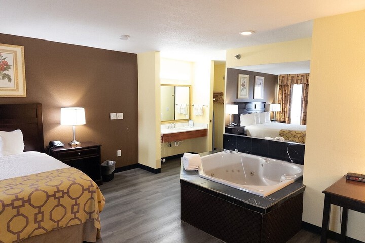 Baymont by Wyndham Battle Creek Downtown