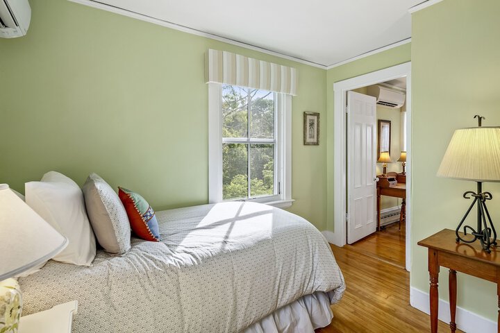 Room 18 of 28